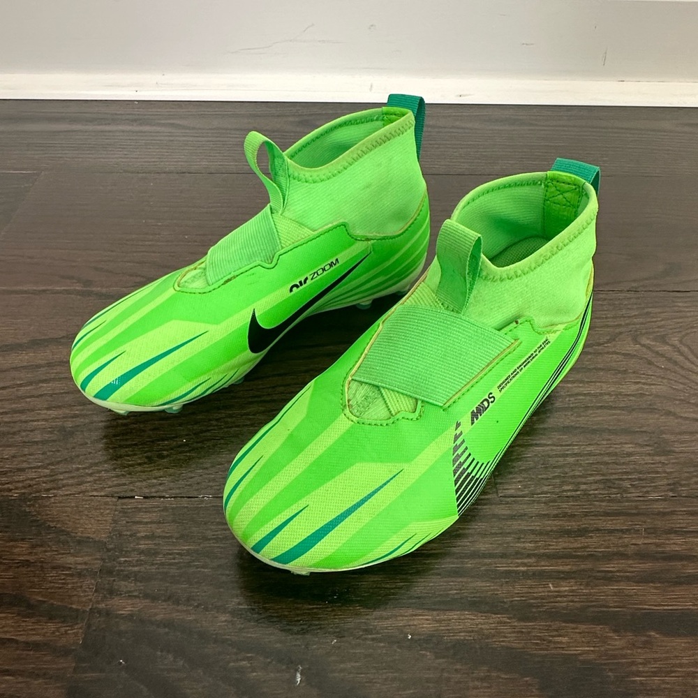 Kids soccer cleats size 2.5 US